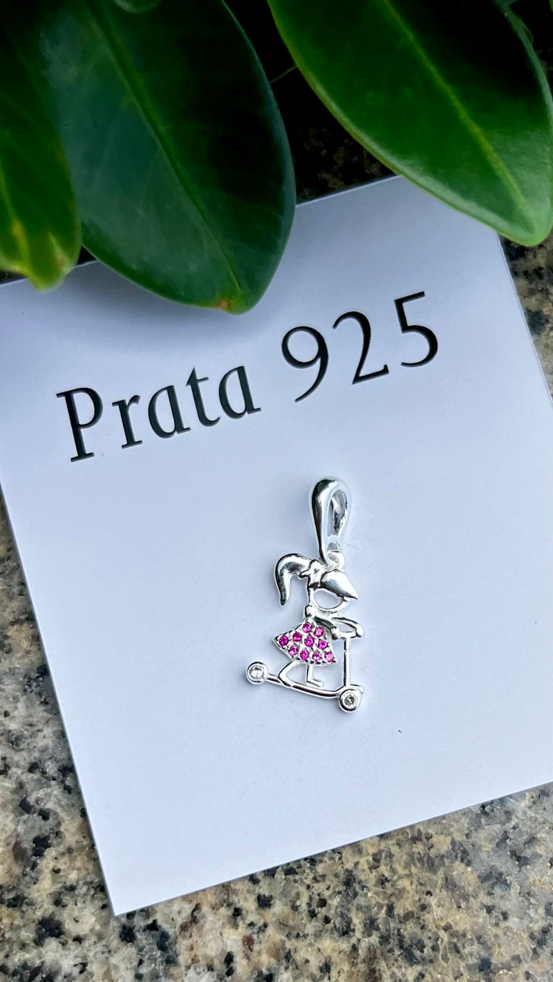 Pingente Menina Patinete