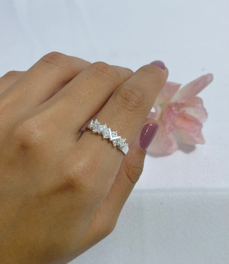 Anel Meio Zig-Zag Zircônia